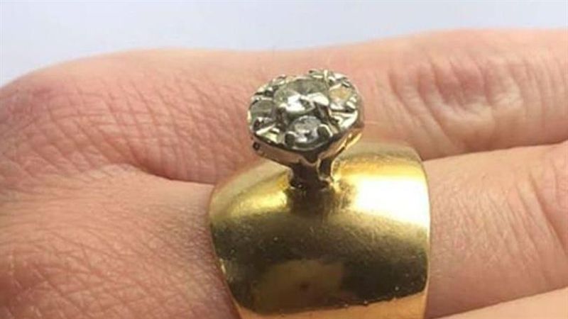 女曬祖傳訂婚戒　網酸：從哪扇門拆的