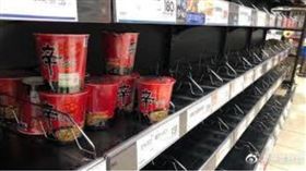 餓也不吃！哈吉貝襲日本「超市被買光」…只剩：韓國泡麵（圖／翻攝自微博）