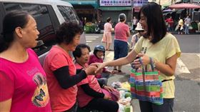 洪慈庸手提「台灣LV」笳芷仔掃街發文宣 網友盛讚「代言人」！ (圖/翻攝自守護未來-洪慈庸官方社團)