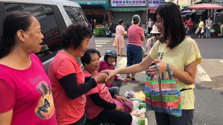 洪慈庸親切拜票…網驚見「台灣LV」