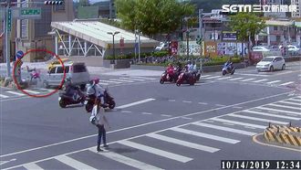 嚇！綠燈才起步…熊貓外送員挨撞噴飛