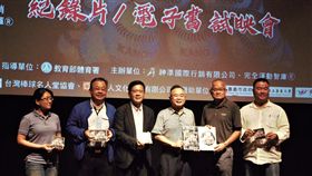 黃承富先生將「棒球@台灣」電子書版權捐贈予台灣棒球名人堂協會(神準國際行銷提供)