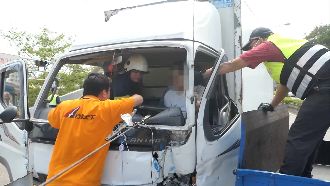 恍神追撞2車！肇事駕駛斷腿卡車內