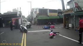 嘉義市14日下午傳出一名Foodpanda女外送員，在騎車行經宣信街男田市場附近時，與小貨車發生車禍，女外送員倒地不起，經救護人員檢傷，手腳都有擦傷的狀況，立即送醫治療。（圖／翻攝畫面）