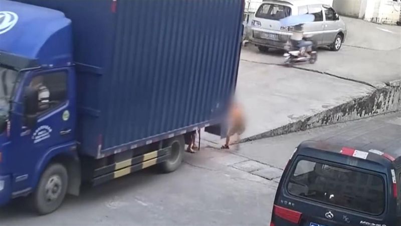 男童街上玩耍　卻不幸遭貨車輾壓慘死