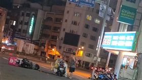 雲林斗六也傳外送員車禍，民眾拍下Foodpanda外送員與載著資源回收物的老伯擦撞，外送員連人帶車倒地。（圖／翻攝自斗六人文社交圈臉書社團）