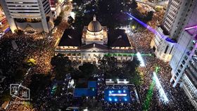 香港頒布禁蒙面法後，第一場獲得警方批准的「反送中」集會，今（14）晚在中環遮打花園登場，獲得市民熱烈響應並擠爆周邊道路，形成壯觀燈海(圖/立場新聞)