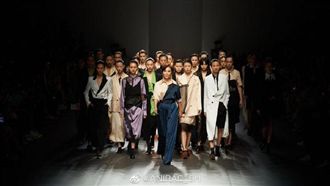 親力親為！創意總監劉嘉玲幫人翻衣領