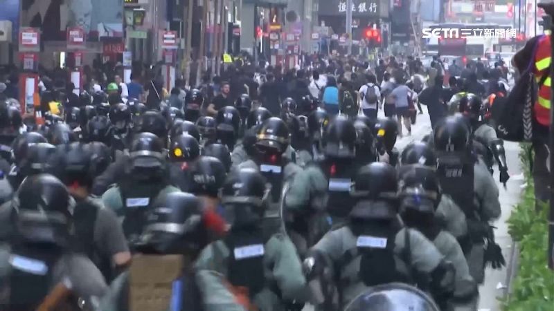 直擊港警飆普通話！撤退時瘋狂開槍