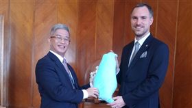 徐斯儉會晤布拉格市長外交部次長徐斯儉（左）14日（當地時間）會晤布拉格市長賀瑞普（右），將台灣造型的頸枕當見面禮。（駐捷克代表處提供）中央社記者林育立柏林傳真  108年10月15日