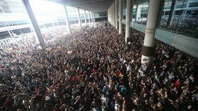 加泰隆尼亞獨派民眾14日聚集在巴塞隆納普拉特機場，抗議最高法院將9名分離派領導人判處徒刑。（圖取自facebook.com/CatalansForYes）
