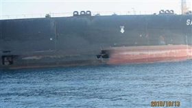 伊朗14日公布沙比地號油輪受損照片，稱這起「危險」攻擊的幕後黑手是一個外國政府。（圖取自twitter.com/JasonMBrodsky）
