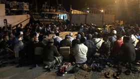 外籍漁工聚集南方澳港邊 為罹難同鄉祈福（1）南方澳跨港大橋坍塌，導致外籍漁工5死1失聯，近百名印尼籍漁工2日在事故現場附近席地而坐，圍成一圈念誦可蘭經，為罹難漁工祈福。中央社記者閻文韜攝  108年10月2日