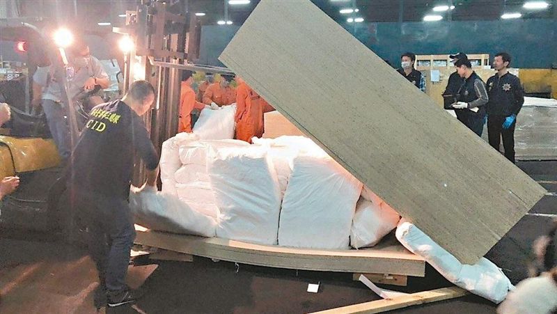毒梟千萬賄警　警員指導闖關仍失策