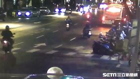 台北市周姓Lalamove外送員騎車行經民生西路時，不慎撞上未走斑馬線的羅姓老翁（翻攝畫面）