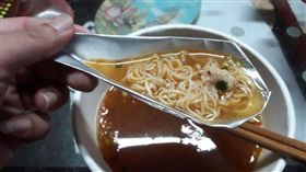 泡麵,餐具,蓋子,湯匙。（圖／翻攝自爆廢公社）