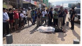 本月初在柬埔寨西南方一港口城市「西哈努克市（Sihanoukville）」，發生一起「中國人殺中國人」的驚悚命案，據報指出，死者吳姓男子因遭搶劫但反抗不從，在車上被近距離行刑式開槍後棄屍街頭，涉案嫌犯共6人，2名為柬籍男子，其餘均為中國人。（圖／翻攝自Khmer Times）
