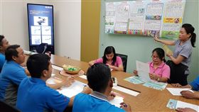 協助移工了解法令　中市府展開入廠宣導為避免外籍移工因文化差異與生活習俗不同誤觸法令，台中市勞工局透過「入廠宣導」活動，即時提供法令新知，協助移工入鄉隨俗。中央社記者郝雪卿攝　108年10月15日