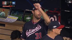 ▲史特拉斯堡（Stephen Strasburg）成功觸擊，薛澤（Max Scherzer）在休息區跟空氣擊掌。（圖／翻攝自MLB官網）