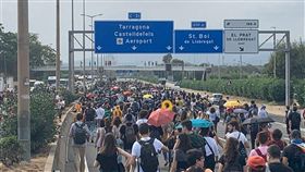 西班牙最高法院重判9名加泰隆尼亞獨立運動領袖9至13年不等的有期徒刑，引發數萬群眾上街抗議。（圖取自facebook.com/CatalansForYes）