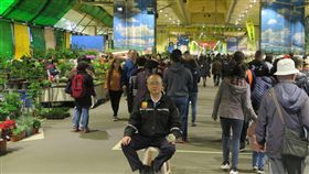 求職被拒數十次不瞞病情  精障者撕汙名標籤50歲王明輝（前中）因精神疾病，經歷悲慘求職歲月，曾被拒絕多達40次。他從不隱瞞病情，因想讓大眾了解，精障也能自立，也能工作，靠自己撕掉汙名標籤。（身心障礙聯盟提供）中央社記者陳偉婷傳真  108年10月15日