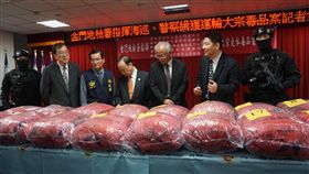 警破獲金門史上最大量運輸毒品案福建金門地方檢察署15日宣布破獲金門史上最大量運輸毒品案，所查扣的麻黃鹼近500公斤可製造甲基安非他命約400公斤，市價達新台幣5億元。中央社記者黃慧敏攝　108年10月15日