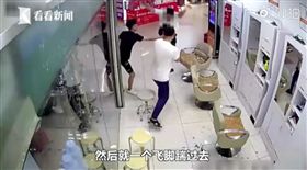 影／頭髮被剪壞！他爆氣怒譙髒話　反遭理髮師一腳踢飛（圖／翻攝自《看看新聞》微博）