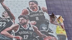 NBA事件未平  央視恢復轉播有待條件成熟NBA風波後，騰訊悄悄恢復轉播，中國媒體記者表示，應是獲有關單位某程度的認可；但同為轉播單位的央視是三大官媒之一，動見觀瞻，是否跟進復播，仍有待條件成熟。圖為9日「2019NBA中國賽」記者會取消時，工作人員將會場外的NBA巨型海報撤下。（中新社提供）中央社  108年10月15日