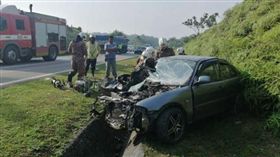 老翁圍觀砂石車撞爛轎車　「爆血遺體面孔」驚覺眼熟…直接迴轉哭喊：兒子！(圖/中國報)