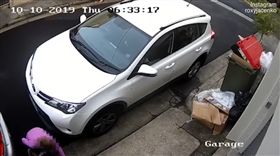 金髮美女愛晨跑！途中蹲下「脫褲大解放」　影片曝光超嚇人（圖／翻攝自About Everything YouTube）