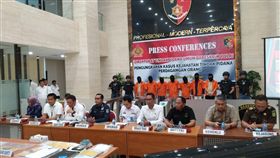 印尼警方追查台灣涉入人口販運案印尼警察總部刑事警察局9日召開記者會，宣布近期逮補2名印尼嫌犯，用獎學金名義騙取40名印尼年輕人到台灣工作。印尼警方15日告訴中央社，正在追查6名涉入的台灣人及台灣仲介。（印尼警察總部刑事警察局提供）中央社記者石秀娟雅加達傳真  108年10月15日