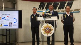 假冒花美男跨境詐欺　刑事局說明刑事局15日召開「破獲江男等20人涉嫌組織跨境詐欺機房案」記者會，偵查第一大隊副大隊長許益祥（中）表示，集團成員冒用花美男照片在通訊軟體隨機交友，鎖定華僑和中國大陸民眾，再誘騙其加入假投資平台會員詐財，初估上百人受害。中央社記者黃麗芸攝　108年10月15日