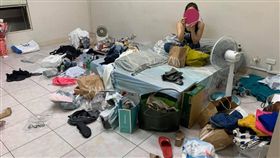 亂室佳人！開箱閨密房間…堆滿雜物「看不到地板」　網看傻（圖／翻攝自臉書爆廢公社二館）
