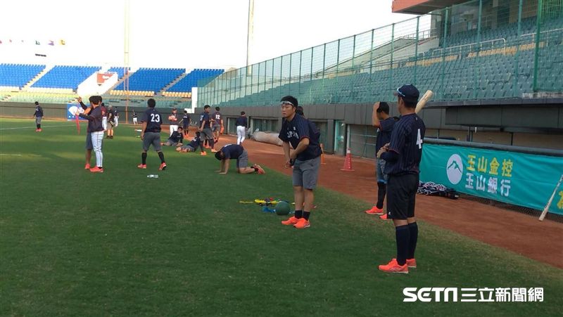 亞錦賽／日本隊抵台　監督苦笑好遠