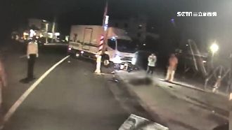 機車竄出撞貨車！安全帽噴飛騎士昏迷