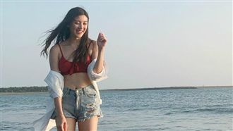 波浪來襲！氣質女星戲水　罕大方挺胸