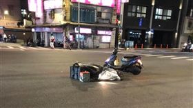 新北市板橋華興街縣民大道口，有民眾拍下一輛Uber Eats機車倒在路中央，另輛機車停在一旁，所幸騎士和外送員都沒有大礙。（圖／翻攝自我是板橋人臉書社團）