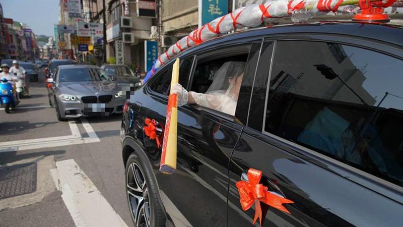 新娘出嫁丟這扇子！網笑：新郎請保重