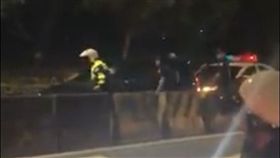 新北市蘆洲員警圍捕嫌犯的黑色轎車，嫌犯竟前後來回5次衝撞警車，員警以手槍擊破車窗，並開槍遏止。（圖／翻攝自我是五股人臉書社團）