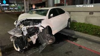 疑飆速搶黃燈！轎車失控撞安全島3傷