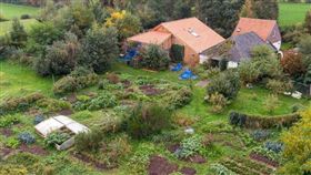 一家6口藏農舍地下室！與世隔絕9年…種菜「迎世界末日」（圖／翻攝自推特）