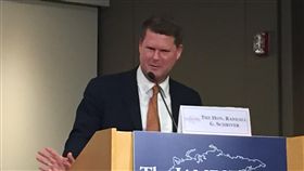 台美共同打擊假訊息   薛瑞福：相互交流與學習國安局副局長陳文凡建議台美簽署合作備忘錄，共同對抗假訊息。對此，美國國防部印太事務助理部長薛瑞福不願評論，但他指出，這是台美關注領域，應相互交流與學習。中央社記者江今葉華盛頓攝 108年10月16日