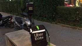Uber Eats領先市占率  外送服務分秒必爭Uber Eats（優食）在法國外送平台擁有領先市占率。95個法國城市都有服務，旗下有破萬名外送員。晚餐時刻外送員剛接單，即刻趕往目的地。圖為108年10月15日拍攝。中央社記者曾婷瑄巴黎攝  108年10月16日