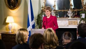 英國脫歐期限逼近，蘇格蘭部分人士獨立決心越來越強烈，蘇格蘭民族黨黨魁兼首席大臣施特金（後）15日表示，第二次獨立公投2020年勢在必行。（圖取自facebook.com/NicolaSturgeonSNP）