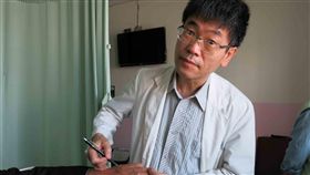 徒手刮豬毛傷口浸泡血水中  豬肉販高燒險喪命60歲呂姓男子上月因胸悶、高燒不退到醫院急診，衛福部豐原醫院胸腔內科主任邱振峰（圖）指出患者手上的傷口，是因浸泡血水中造成細菌感染。（衛福部豐原醫院提供）中央社記者趙麗妍傳真  108年10月16日