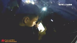 警值勤睡覺、玩手遊　民眾直擊超傻眼