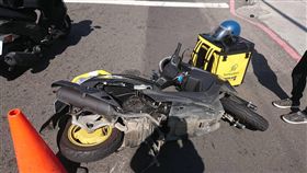 外送員車禍。（圖／外送員洪先生提供）