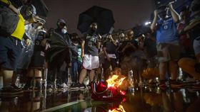 香港球迷齊聚焚燒詹皇球衣。（圖／美聯社／達志影像）