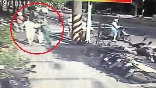 怪男行搶老婦　遭制止竟大玩轉圈圈