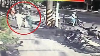 怪男行搶老婦　遭制止竟大玩轉圈圈